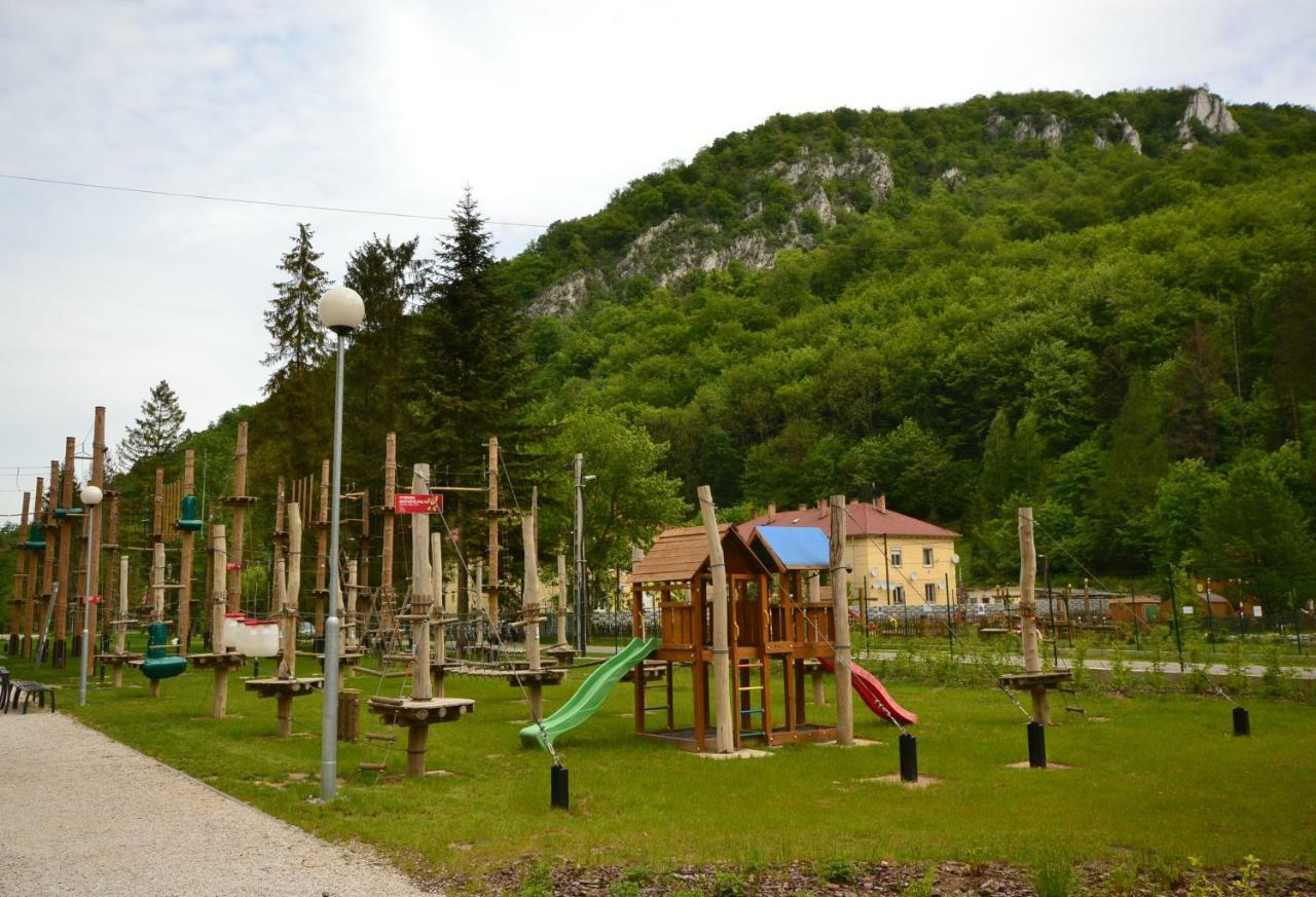 Smart Szallas Apartman Miskolc Buitenkant foto
